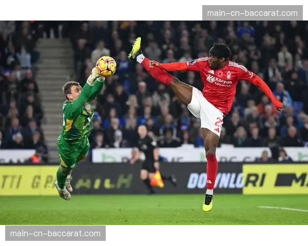 特写：诺丁汉森林队长耶茨在绝杀后泪洒赛场